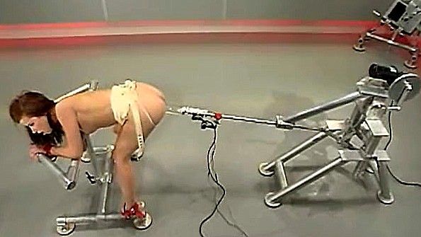 Секс машина жестоко долбит потаскуху до изнеможения