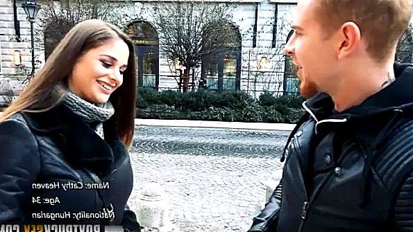 Кокетливая бабенка трахается с парнем после знакомства