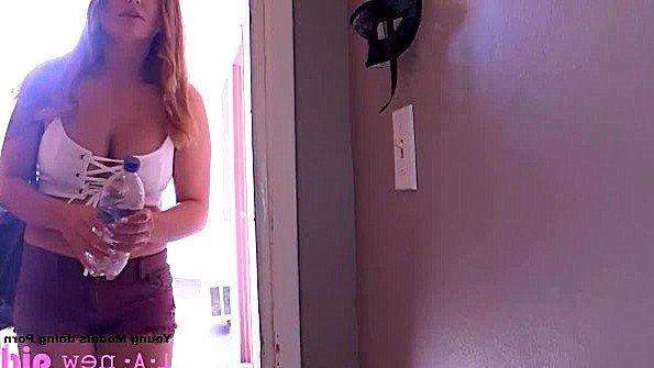 Девица сняла с себя одежду и стала ебаться с фотографом