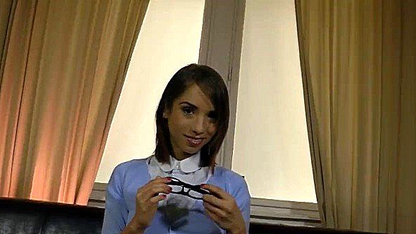 Деловая девушка задрала юбку и стала трахаться