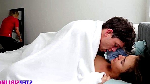 Увидела дрочку брата на порнуху и захотела поебаться