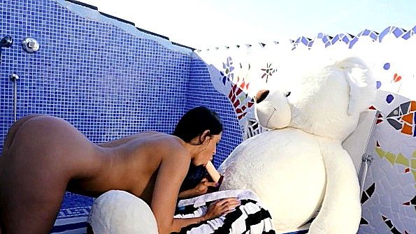 Установила вибратор плюшевому медведю и трахается