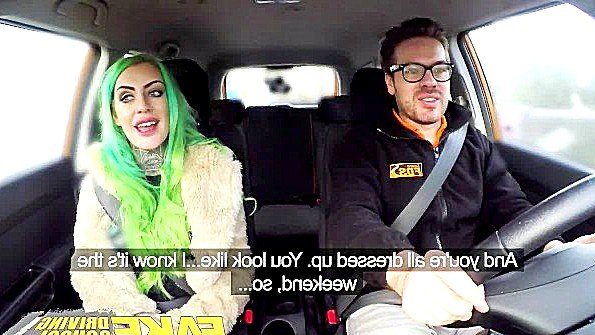 Деваха с зелеными волосами ебется в машине