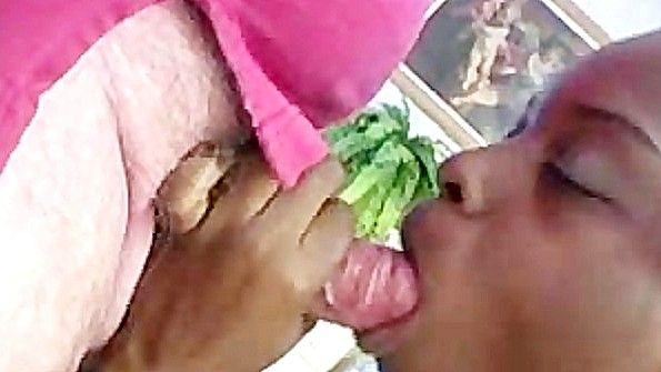 Сиськастая негритянка делает минет и дрочит чуваку