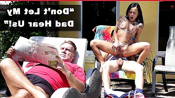 Дочери очень нравится трахаться в попку за спиной у отца