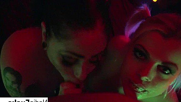 Две кокетливых шлюхи активно отсасывают хуй