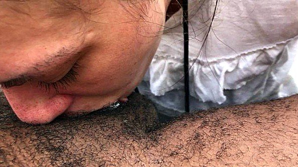 Очень глубокая глотка сучки заглатывает хуй целиком