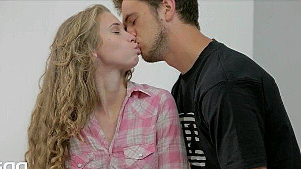 Худенькая девица стонет от жаркого секса с парнем