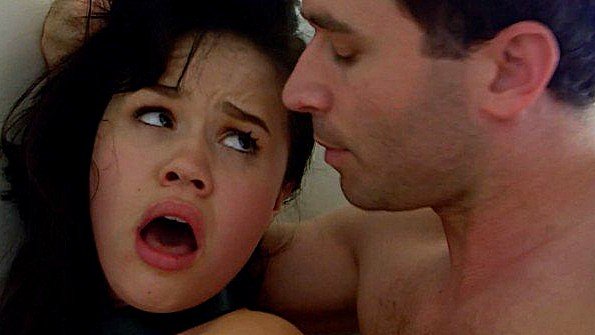 Девицу грубо трахают в ротик и задницу до одури