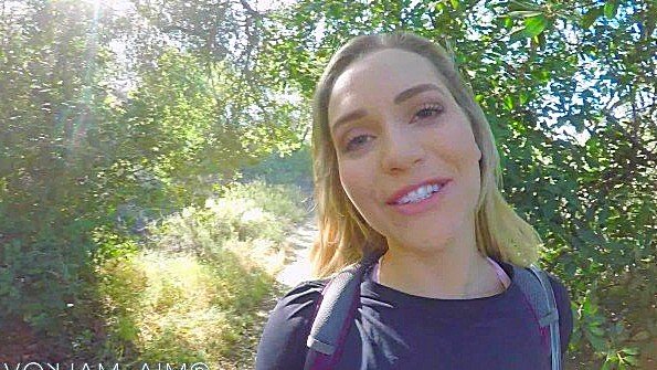 Обнажила попку на природе и сделала минет чуваку