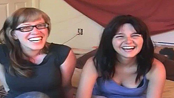 Две развратницы ласкают небритые пезды