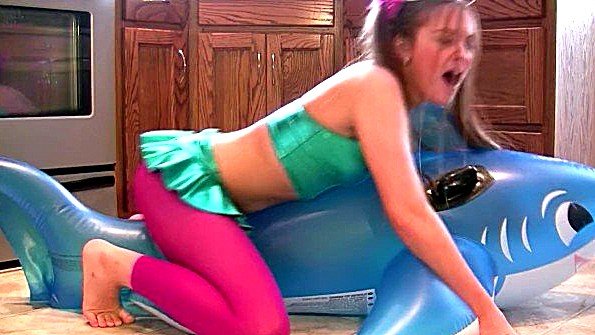 Деваха любит тереться пиздой обо что-нибудь