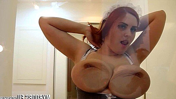 Сиськастая горничная покажет грудь на камеру