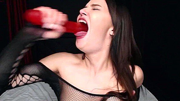 Отсасывает вибратор и имитирует семяизвержение