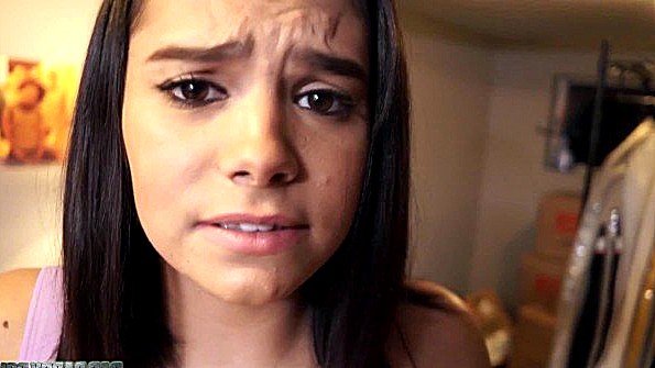 Дочь разделась догола перед отцом и стала ебаться