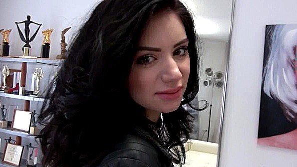 Итальянка оседлала хуй мужика своей попкой