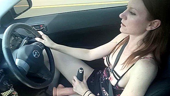 Едет за рулем и занимается мастурбацией дилдо