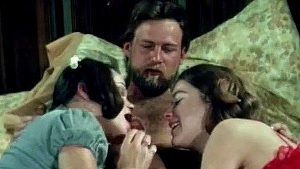 Увидел лесби шалости баб и получил от них минет