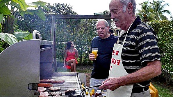 Девка рада раздеться перед стариком и поебаться