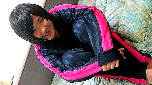 Расстегнула спортивный костюм и ебется с чуваком