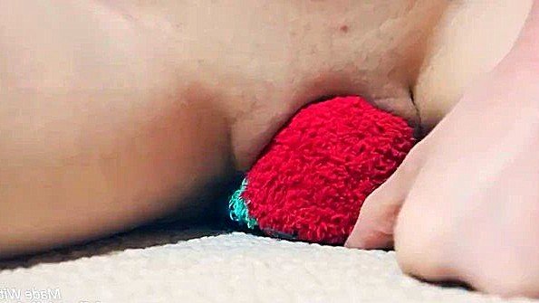 Трется пиздой и получает восхитительное наслаждение