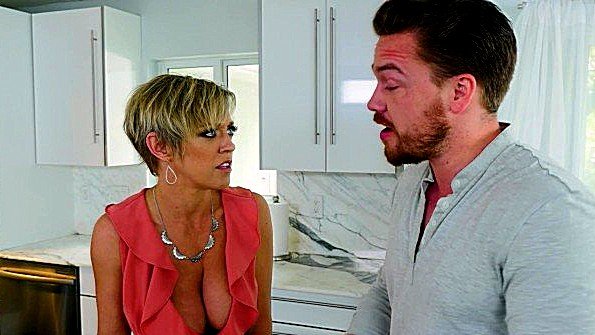 Шикарная блондинка устроила перепих с соседом