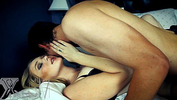 Принес матери выпить и заодно оттрахал в постели