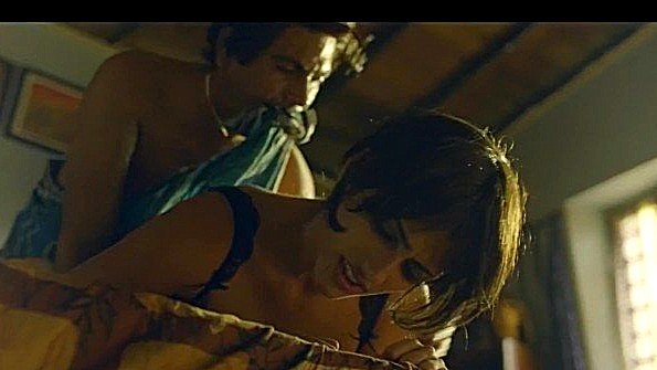 Развратная Kubra Sait в эротической сцене фильма