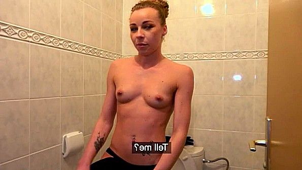 Секс в кабинке туалета с незнакомой девушкой