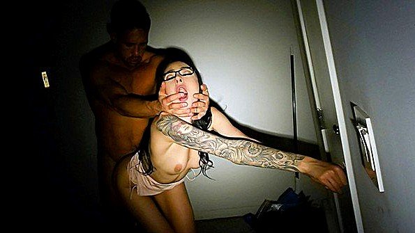 Возбужденная сучка ебется с парнем на лестнице