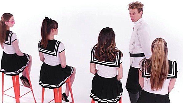 Чувак поочередно трахает девиц в групповом акте