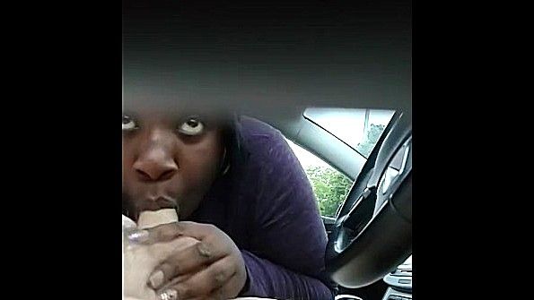 Негритянка жадно отсасывает хуй мужику в машине