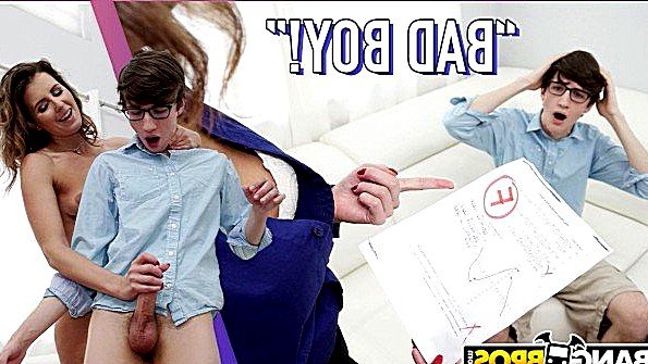 Очкастый сын вынужден оттрахать возбужденную мать