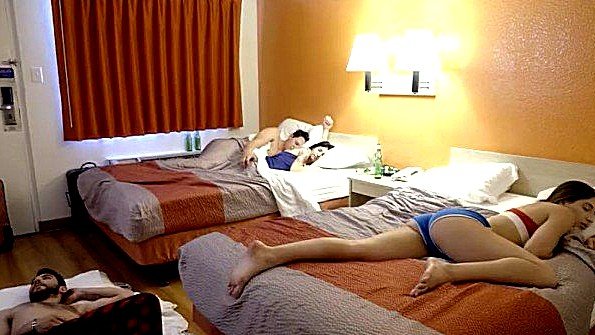 Мать и дочь вместе трахаются с братом до изнеможения