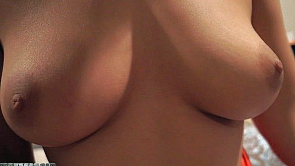 Сиськастая дочь выслушала отца и стала с ним ебаться