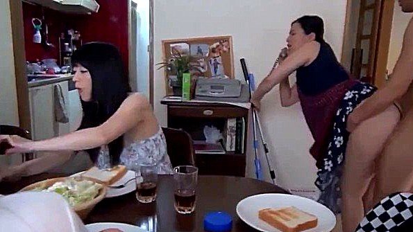 Сын привык трахать мать на глазах ее подруг
