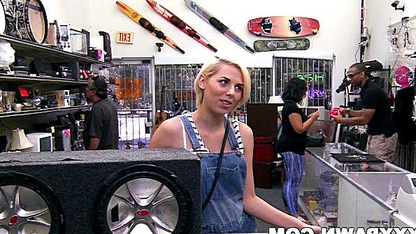 Разделась и потрахалась в офисе у продавца