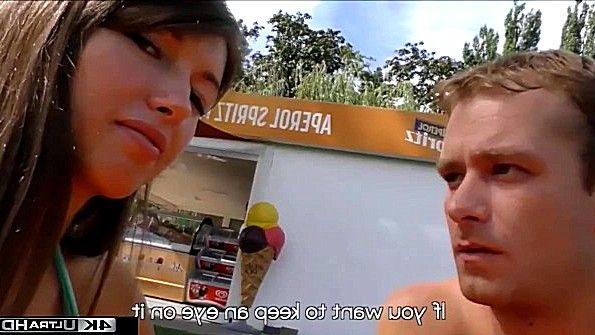 Парень поимел чужую жену в задницу на траве