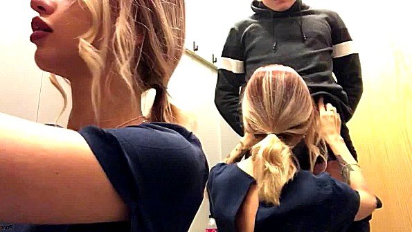 Деваха делает минет пацану в примерочной кабине