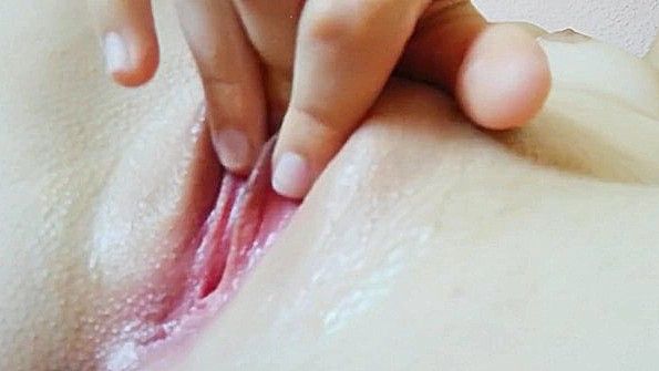 Молодая девица потихоньку ласкает пизду пальцами