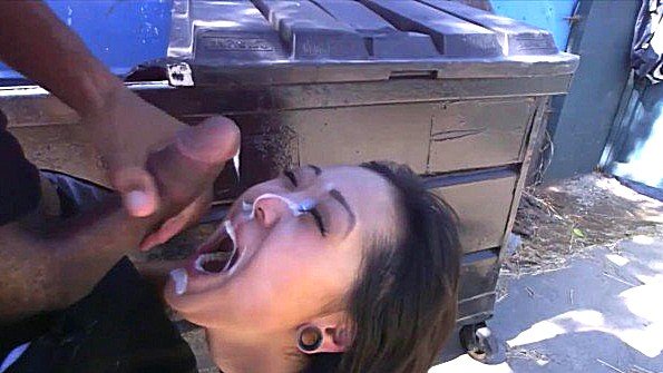 Задрал юбку на азиатке и ебет на мусорном баке