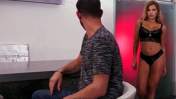 Мать пришла к сыну в нижнем белье и сделала минет