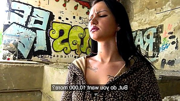 Дал денег девахе и оттрахал в заброшенном доме