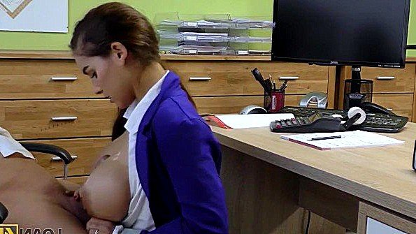 Девушка вынуждена поебаться на собеседовании