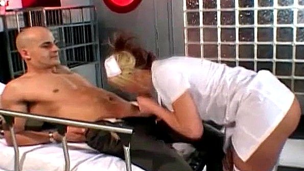 Развратная медсестра захотела сделать минет