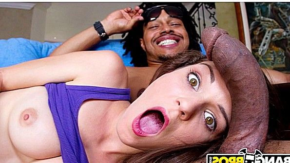 Молодая девка поражена крупным хуем чувака