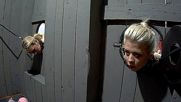 Девушки лежат в дырках в стене и трахаются вслепую