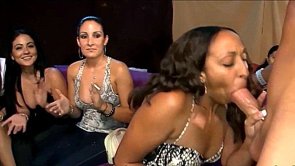 Хуй стриптизера получает много сосаний на вечеринке