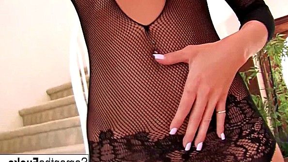 Развратница в сеточке устроила бурную мастурбацию