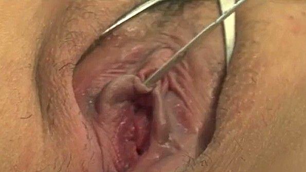 Пышногрудая медсестра исследует свою пизду